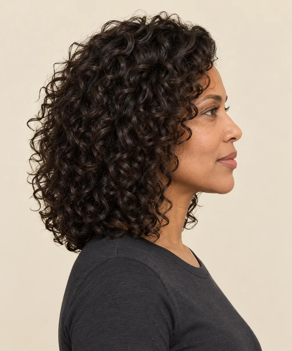 Side view of the curly lob's rounded layers and full ends.